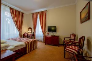 a hotel room with a bed and a television at Hotel Giovanni Giacomo in Teplice