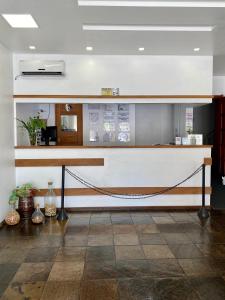 um lobby com um balcão com uma corrente à volta em Hotel Somensi em Bento Gonçalves