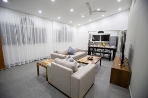 TV a/nebo společenská místnost v ubytování Ocean Palms Residences