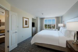 Postel nebo postele na pokoji v ubytování Staybridge Suites - Scottsdale - Talking Stick by IHG