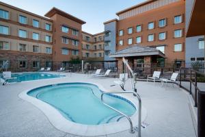 Bazén v ubytování Staybridge Suites - Scottsdale - Talking Stick by IHG nebo v jeho okolí