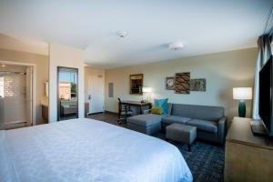 Postel nebo postele na pokoji v ubytování Staybridge Suites - Scottsdale - Talking Stick by IHG