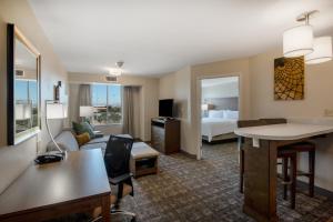 TV a/nebo společenská místnost v ubytování Staybridge Suites - Scottsdale - Talking Stick by IHG
