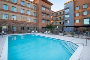 Bazén v ubytování Staybridge Suites - Scottsdale - Talking Stick by IHG nebo v jeho okolí