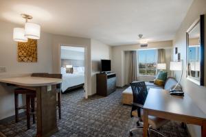 TV a/nebo společenská místnost v ubytování Staybridge Suites - Scottsdale - Talking Stick by IHG
