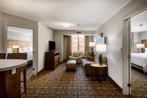 Postel nebo postele na pokoji v ubytování Staybridge Suites - Scottsdale - Talking Stick by IHG