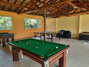 Zimmer mit Billardtisch und 2 Tischen in der Unterkunft Flat Particular Adeias das Aguas Park Resort in Barra do Piraí