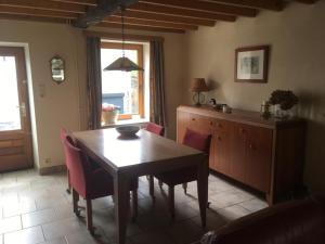 comedor con mesa de madera y sillas en Celine - Maurenne, en Hastière-Lavaux