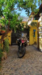 una moto parcheggiata di fronte a un edificio di B&B Annalu' a Guspini