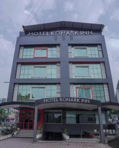 インドールにあるHotel Konark Innのホテル コナーク イン ビルディング サイン付