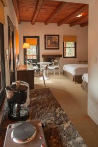 チャクラス・デ・コリアにあるPostales Green Aparts - Chacras de Coriaのベッドルーム1室(ベッド1台、テーブル付)
