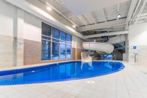 einen Pool in einem Gebäude mit einer Badewanne in der Unterkunft Canmore Inn & Suites in Canmore