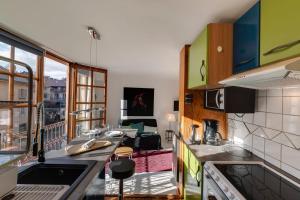een keuken met een spoelbak en een aanrechtblad bij Le Balcon du Palais de l'Isle - Aprtement 4 with stunning views in Annecy +29 foto's