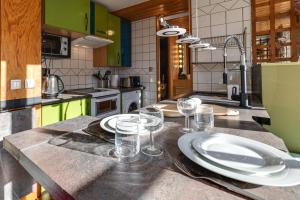 een keuken met borden en glazen op een aanrecht bij Le Balcon du Palais de l'Isle - Aprtement 4 with stunning views in Annecy