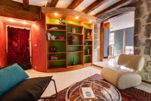 een woonkamer met een bank en een tafel bij Le Balcon du Palais de l'Isle - Aprtement 4 with stunning views in Annecy