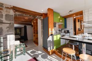 een keuken met een tafel en stoelen erin bij Le Balcon du Palais de l'Isle - Aprtement 4 with stunning views in Annecy