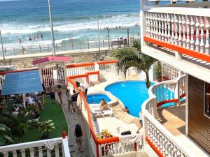 Vue sur la piscine de l'établissement Charo´s Hostal ou sur une piscine à proximité