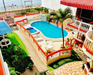 Vue sur la piscine de l'établissement Charo´s Hostal ou sur une piscine à proximité