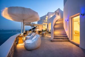 balcone di una casa con divano e scale di Blue Sand Boutique Hotel & Suites ad Agali