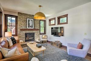 un salon avec un canapé et une cheminée dans l'établissement Dtwn Breckenridge Escape with Balcony French Fox, à Breckenridge