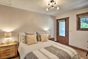 une chambre avec un grand lit et une fenêtre dans l'établissement Dtwn Breckenridge Escape with Balcony French Fox, à Breckenridge