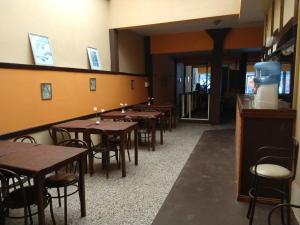 une salle à manger avec des tables et des chaises en bois dans l'établissement Costa del Sol, à San Clemente del Tuyú