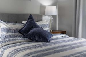 Un pat sau paturi într-o cameră la Luray Terrace