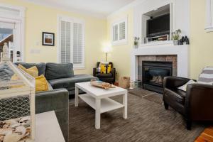 un salon avec un canapé et une cheminée dans l'établissement Driftwood Bella Beach, à Depoe Bay