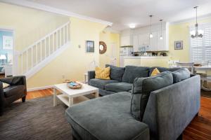 un salon avec un canapé et une table dans l'établissement Driftwood Bella Beach, à Depoe Bay