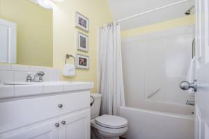 une salle de bain avec toilettes, lavabo et douche dans l'établissement Driftwood Bella Beach, à Depoe Bay 17 autres photos