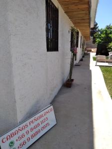 una señal está sentada en el costado de un edificio en Cabañas Peñablanca, en El Quisco