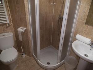 uma casa de banho com um chuveiro, um WC e um lavatório. em Hostal Sant Sadurní em Sant Sadurní dʼAnoia