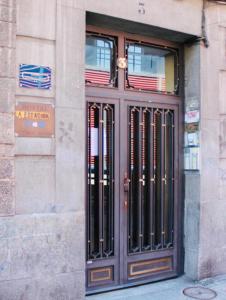 una puerta marrón con barras en un edificio en Metropolitan Atocha, en Madrid