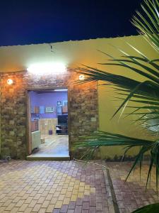 un edificio con una porta che si apre su una camera di استراحة الماس a Umm Lajj