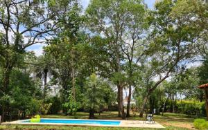 una piscina en un patio con árboles en Golden Lodge en Paso de la Patria