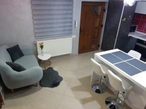a living room with a table and chairs at NoMi Central Apartment in Târgu-Mureş