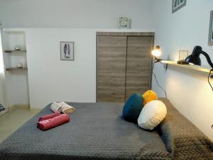 - un lit avec des oreillers dans l'établissement Monoambiente confortable a pasos de Bv. Oroño, à Rosario