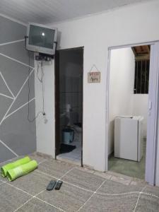 Pokój z telewizorem na ścianie w obiekcie Casa do Mineiro w mieście Nova Viçosa