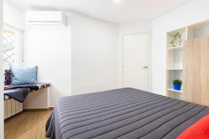 Un pat sau paturi într-o cameră la Ever House - IFEMA Canillas
