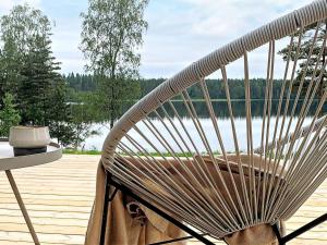 un banc sur une terrasse avec vue sur le lac dans l'établissement 9 person holiday home in H CKSVIK, à Håcksvik