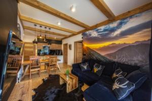 Televízia a/alebo spoločenská miestnosť v ubytovaní Aparthotel Giewont + 37 fotografií