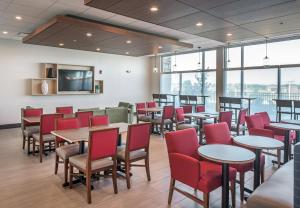 Holiday Inn Express & Suites - West Omaha - Elkhorn, an IHG Hotel 레스토랑 또는 맛집