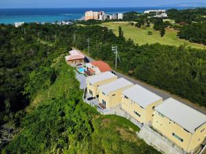 uma vista aérea de uma casa numa colina em Irie House -SEVEN Hotels and Resorts- em Onna