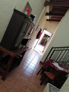 sala de estar con TV grande y escalera en CASA ICHIK ANTIGUA GUATEMALA, en Antigua Guatemala