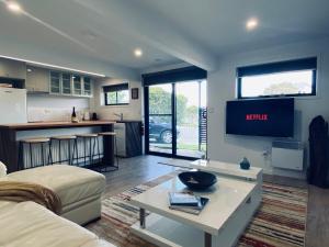 un soggiorno con divano e TV di Angasi a Coles Bay