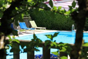 Bazén v ubytování Logis Hotels- Auberge de la Tour - Hôtel et restaurant nebo v jeho okolí
