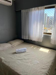 Ένα ή περισσότερα κρεβάτια σε δωμάτιο στο Apartamento 2 quartos com vista praia Pajuçara +14 φωτογραφίες