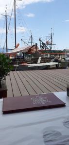 um livro sentado numa mesa ao lado de um barco em Pousada Sro Adilson em Mangaratiba