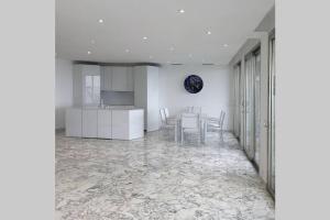 Η κουζίνα ή μικρή κουζίνα στο Promenade des anglais Amazing sea view 140M2 3BR