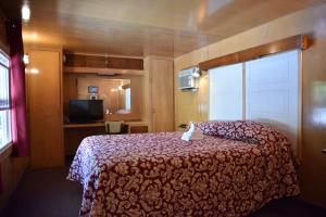 een hotelkamer met een bed en een raam bij Robbins Motel in Bar Harbor